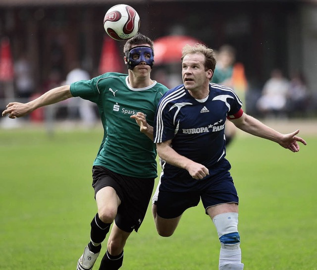 Fussball Landesliga 2009Spvgg Lahr vs....m Zweikampf mit S. Hauser (SV Rust #5)  | Foto: Peter Aukthun