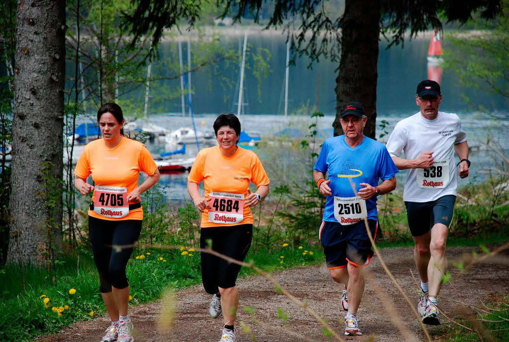 Lufergruppe wenige Kilometer vor dem Ziel auf dem Uferweg