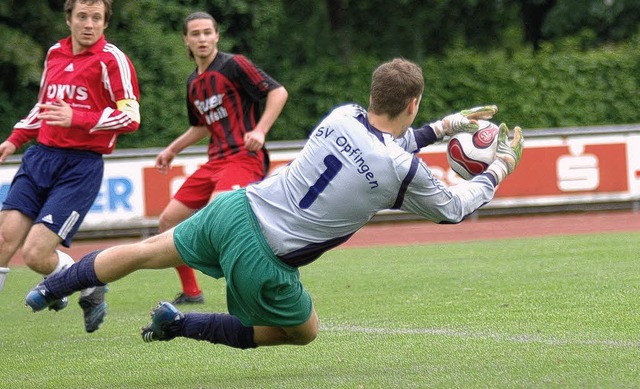 Der Opfinger Torwart Marco Barth hatte...eine Flanke von Anton Weis (Mitte) ab.  | Foto: Peter Gerigk