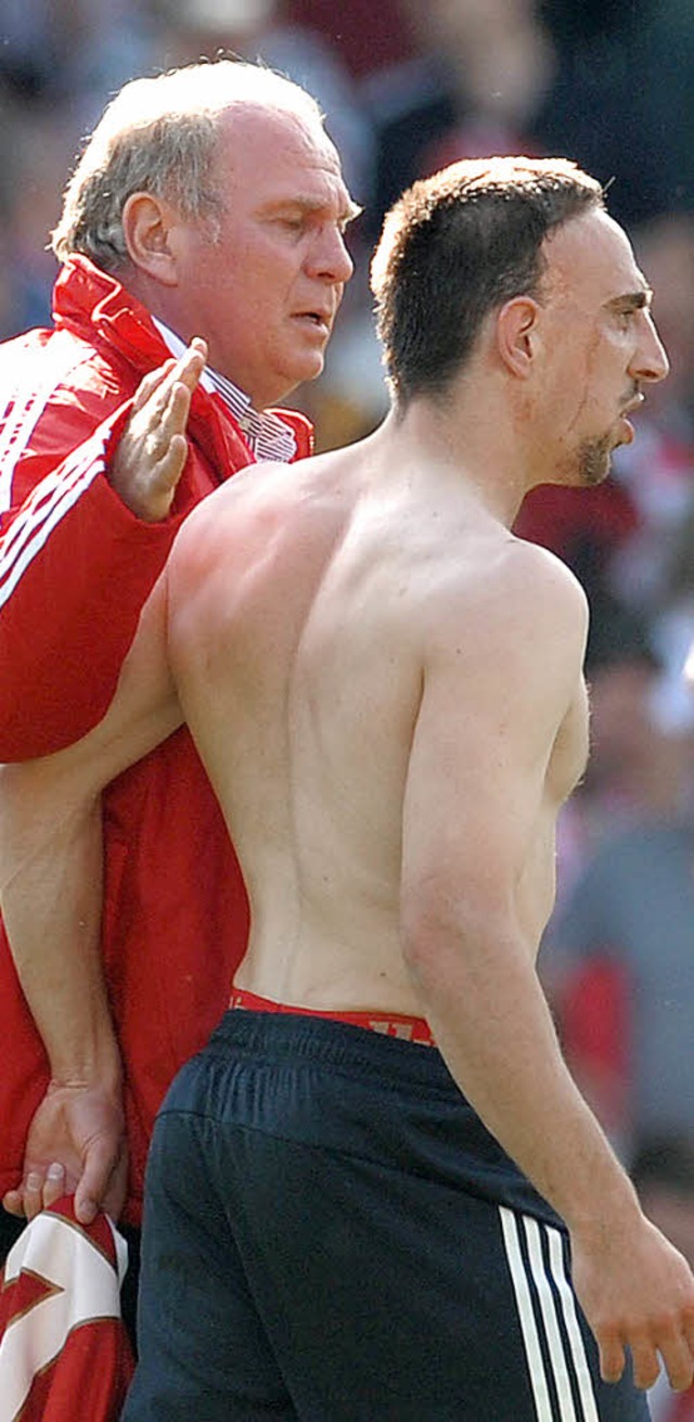 Gut gemacht: Bayern-Manager Hoene ttschelt Ribery.  | Foto: ddp