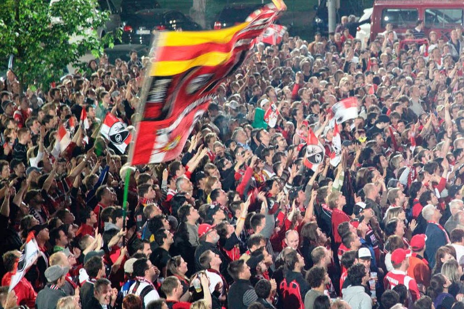 Die SC-Fans feiern ihre Mannschaft nach dem Sieg in Koblenz. (Foto: Dana Hoffmann) Die SC-Fans feiern ihre Mannschaft nach dem Sieg in Koblenz. (Foto: Dana Hoffmann)
