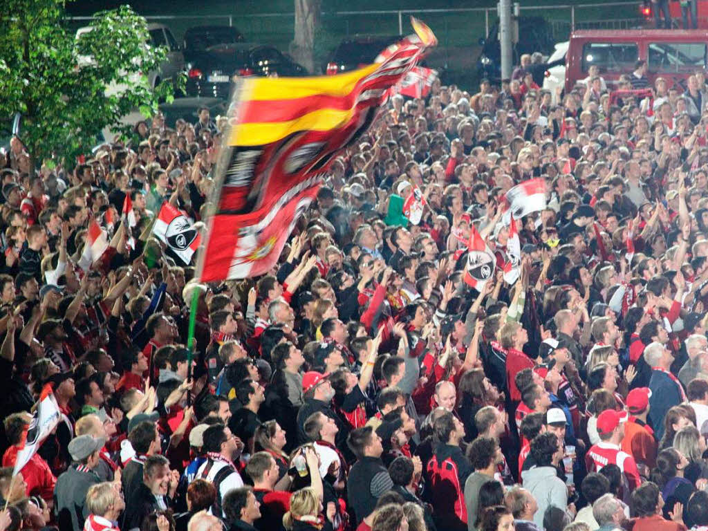 Die SC-Fans feiern ihre Mannschaft nach dem Sieg in Koblenz.