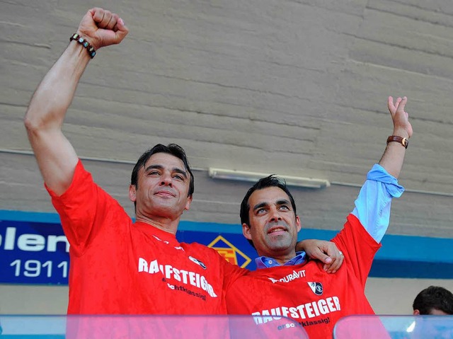 Auch der Freiburger Trainer Robin Dutt...ir Buric (links) feierten ausgelassen.  | Foto: dpa
