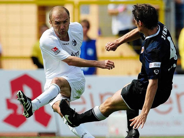 Zweikampf: Der Freiburger Ivica Banovi...nzer Rdiger Ziehl whrend des Spiels.  | Foto: ddp