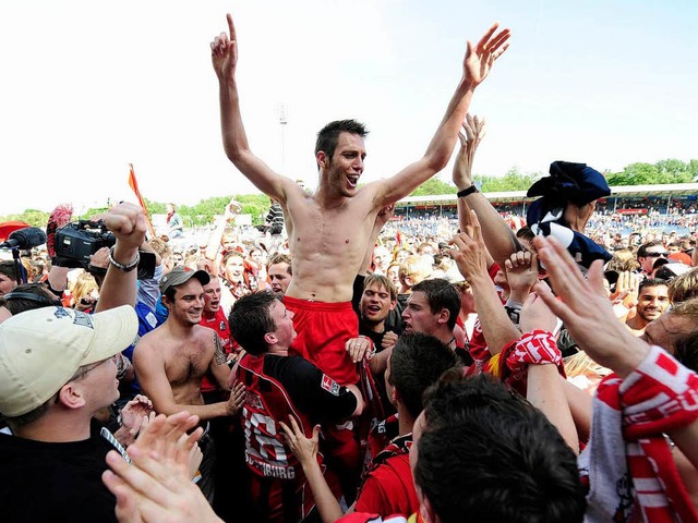 SC-Keeper Simon Pouplin auf den Schultern der Fans  | Foto: ddp