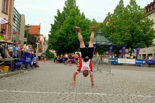 Andreas Berger beendete seinen Halbmarathon per Handstand.  | Foto: hr