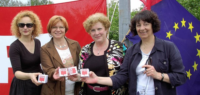 Auf der Rheinbrcke zwischen Sasbach u...rine Trautmann und Corinne Degeorges.   | Foto: Katharina Wetzel