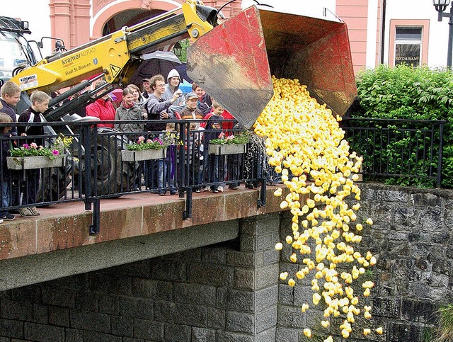 Start zum zweiten St. Blasier Entenren..., um 14.30 Uhr auf der Rathausbrcke.   | Foto: horst a. bss