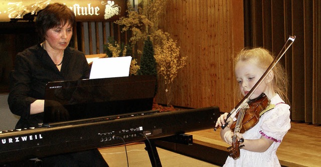 Olga Endewarth gab ihr Abschiedskonzer...nn-Sophie bei zwei Liedern begleitete.  | Foto: KARLERNST LAUFFER