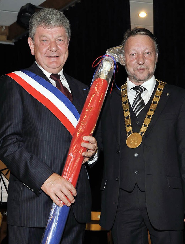 Die Ruster Fahne fr den Amtskollegen:... Luttmann (links)  mit Gnter Gorecky   | Foto: REIN