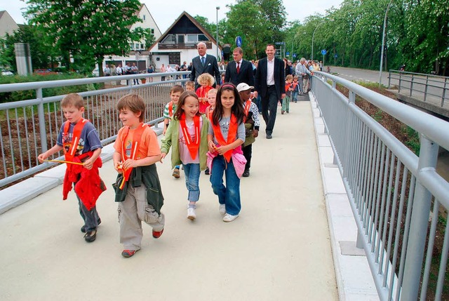 Die  Kinder des deutsch-franzsichen K...er neuen Brcke in Neuenburg  voran.    | Foto: Denise Beil