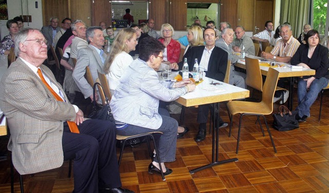 Die Vorstellung der CDU-Kandidaten ver...s auch Eberhard Gienger (Bildmitte).    | Foto: Ines Bode