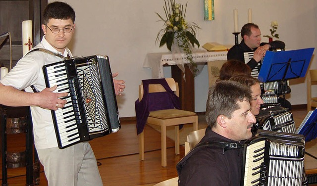 Sergej Skorodnik (links) und der Harmonika-Club Inzlingen   | Foto: Vollmar