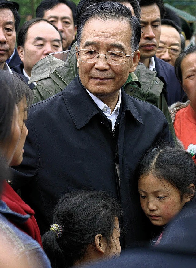 Kmmert sich persnlich um den Wiederaufbau: Premier Wen Jiabao  | Foto: dpa