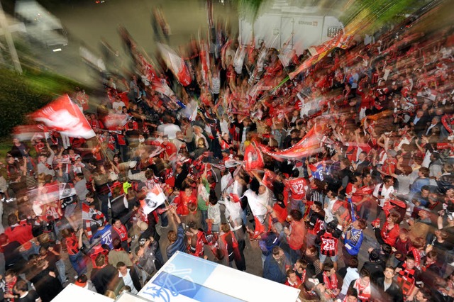 2000 Fans feierten vor dem Stadion in Freiburg mit der Mannschaft des SC.  | Foto: seeger