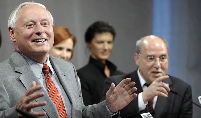 Hart, aber heiter: Lafontaine (links) und Gysi vor der Presse.  | Foto: ddp