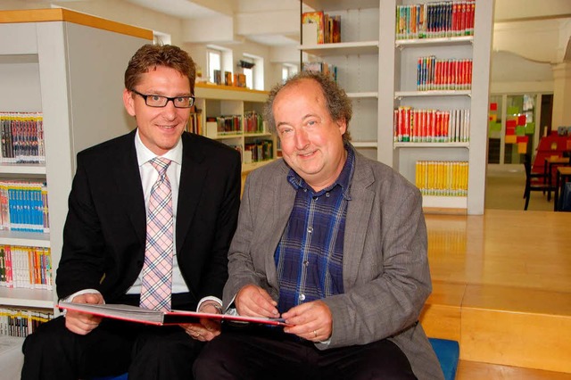 Bibliotheksleiter Florian Nantscheff (...nd Sparkassendirektor Rainer Liebenow   | Foto: Trenz