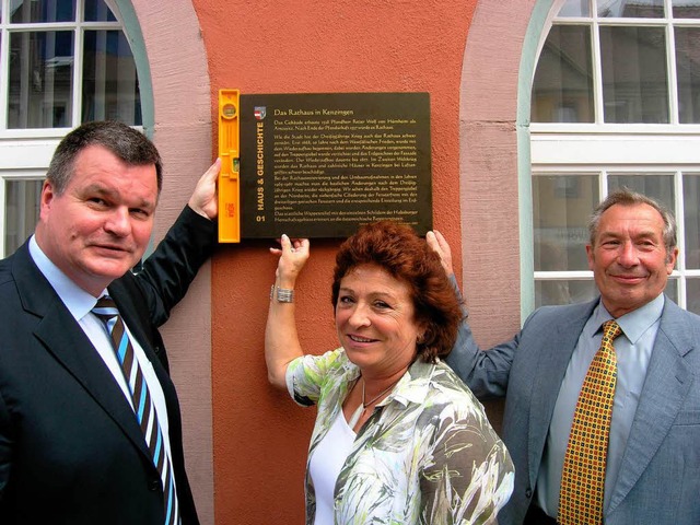 Brgermeister Matthias Guderjan,  Ute ...Enters vor der  neue Tafel am Rathaus.  | Foto: Michael Haberer