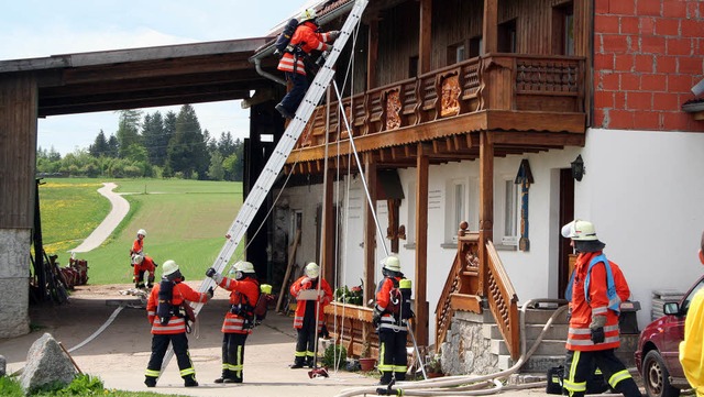 Neben der Menschenrettung stand bei de...Lschwasserversorgung im Mittelpunkt.   | Foto: Chris Seifried