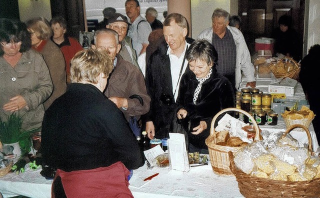 Reich gedeckte Tische beim  Bauernmarkt  in St. Peter     | Foto: Wolfgang Grosholz