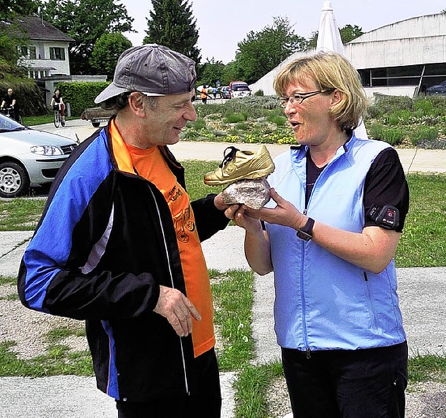 Petra Pfefferle zeichnete Gnter Strbin mit dem goldenen Laufschuh aus.   | Foto: Privat