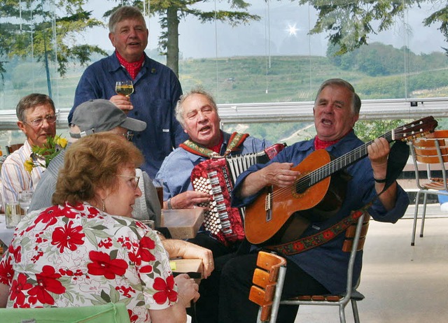 Die &#8222;Drei singenden Winzer&#8220...;50 Jahre Rasthaus Lenzenberg&#8220;.   | Foto: elisabeth jakob-kblin