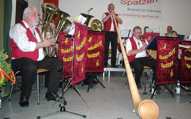 In Hsingen trumpften die Dinkelberg-S...zte dabei  Dietmar Bieger am Alphorn.   | Foto: Vera Winter