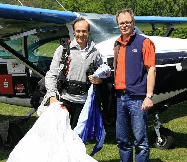 Eberhard Gienger am Flugplatz in Herten mit Vereinsprsidenten Karsten Lorenz   | Foto: Erich Meyer