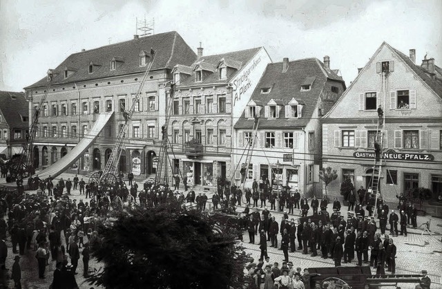 Der Stolz der Brger: Feuerwehrbung 1910 in der Hauptstrae.    | Foto: Stadtarchiv