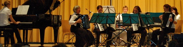 Die Akkordeonisten spielten gemeinsam ...stmusikern  im Kurhaus Wehratalhalle.   | Foto: Hans-Dieter Folles