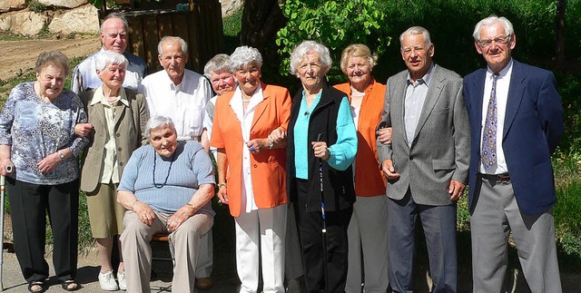 Elf der einst 28  Schler des Hausener...2;Achtziger&#8220; auf den Sattelhof.   | Foto: Georg Diehl