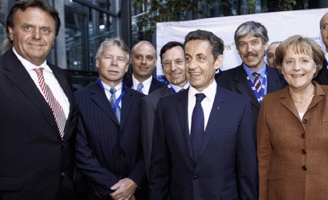 Roland Mack (links) trifft Sarkozy (Mitte) und Kanzlerin.  | Foto: Europa-Park