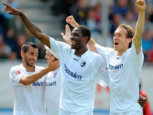 Der Sieg in Koblenz hat Mo Idrissou de...lanken Hintern nicht im Stadion sehen.  | Foto: dpa