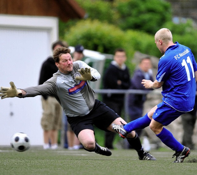 Die Entscheidung:  Bjrn D&#8217; Anti...r Stunde zum 2:0 fr den FC Neustadt.   | Foto: Seeger