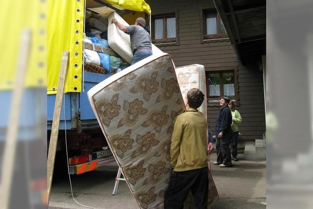 Lastwagen mit Hilfsgtern fr Osteuropa voll gepackt
