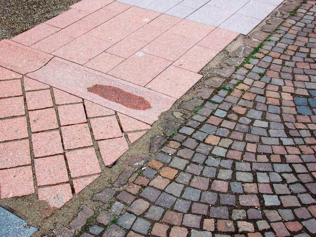 An Belagsproben konnten sich die Umkir...rat dem Porphyr (rechts als Pflaster).  | Foto: Manfred Frietsch