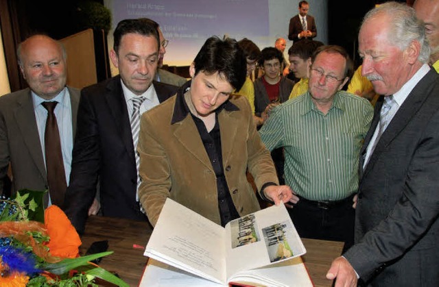 Umweltministerin Tanja Gnner blttert...e Denzlingen, bevor sie sich eintrug.   | Foto: frank kiefer