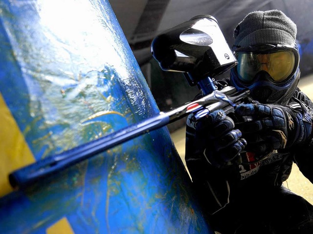 Im Visier: Noch zielt der Paintballer ...n bald soll der Sport verboten werden.  | Foto: ddp