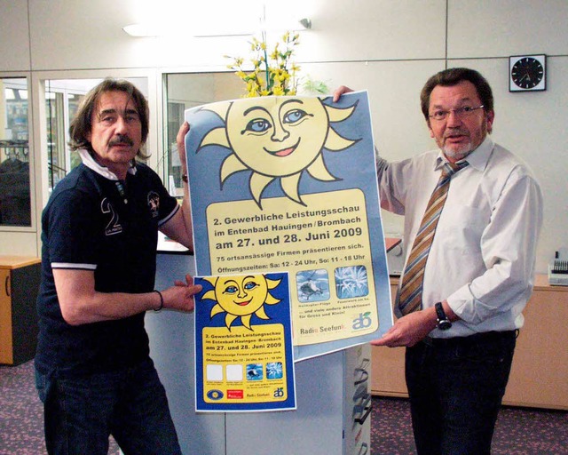 Ewald Schck (links), Gewerbeverein Ha...hner, Aktives brombach mit dem Plakat   | Foto: Schleer