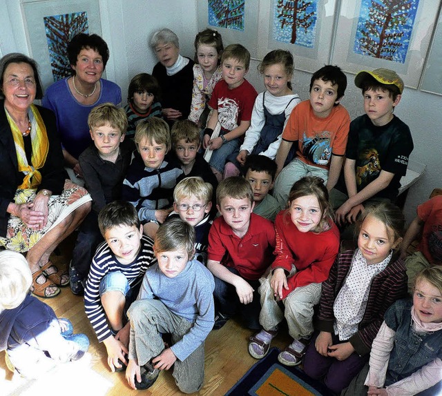 Lydia Miedtke, Schulleiterin Katja Str...ks) zusammen mit den jungen Knstlern   | Foto: Isabella Denk