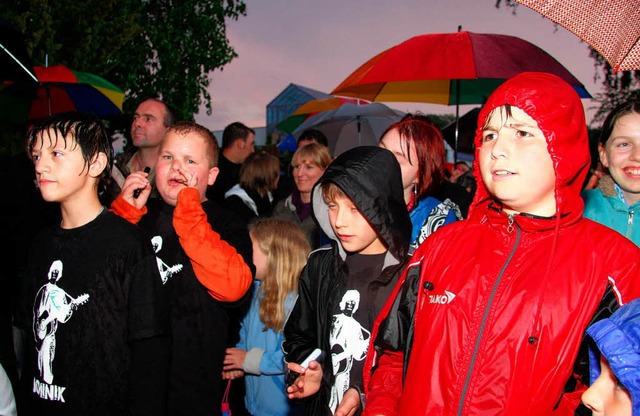 Viele Fans trotzten dem Regen, um mitz...ele sein erstes Auto in Empfang nimmt.  | Foto: Sandra Decoux-kone