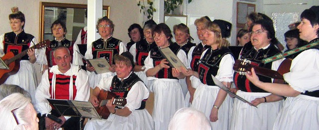 Die Mitglieder des Hotzenchrles knne...nem Auftritt im Seniorenheim Atdorf.    | Foto: Daniela Jarusel