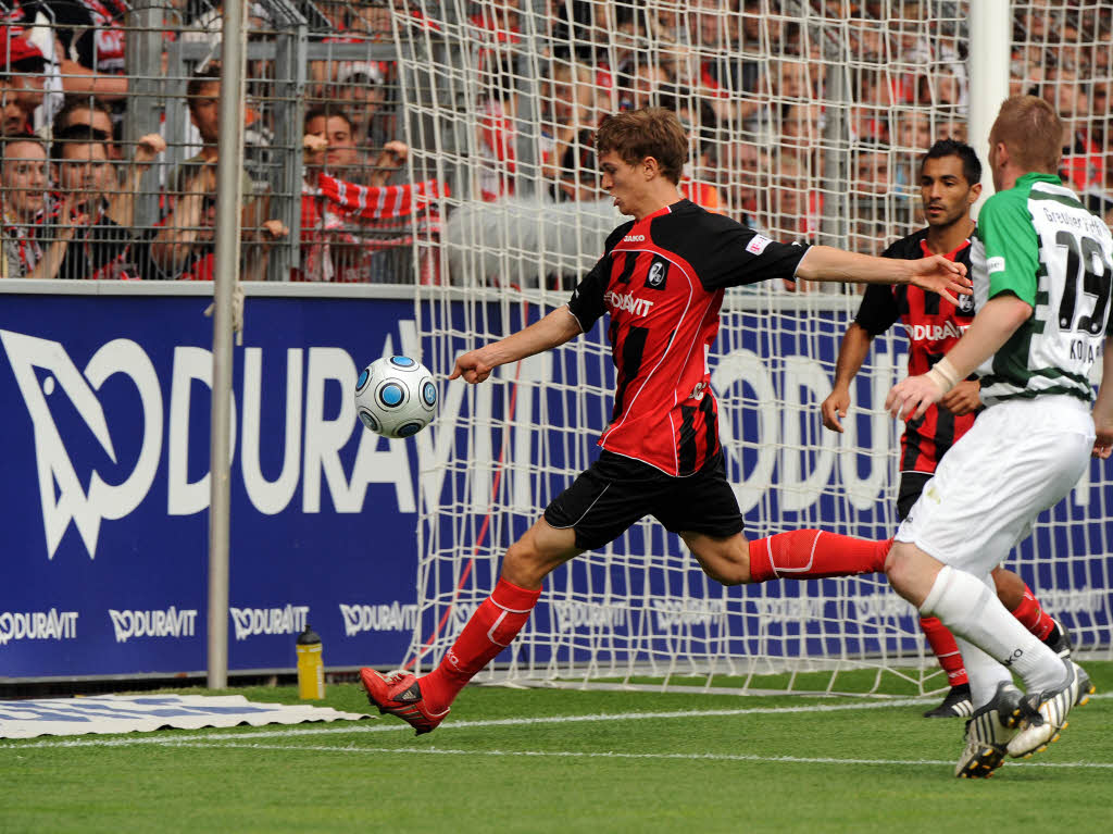 Daniel Schwaab (links) verhindert einen Eckball.