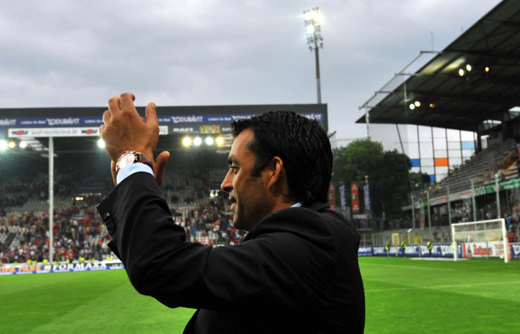 Freiburgs Trainer Robin Dutt auf der Ehrenrunde.