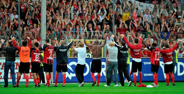 Nach dem Spiel gegen Frth feierten di...SC Freiburg den Aufstieg mit den Fans. 