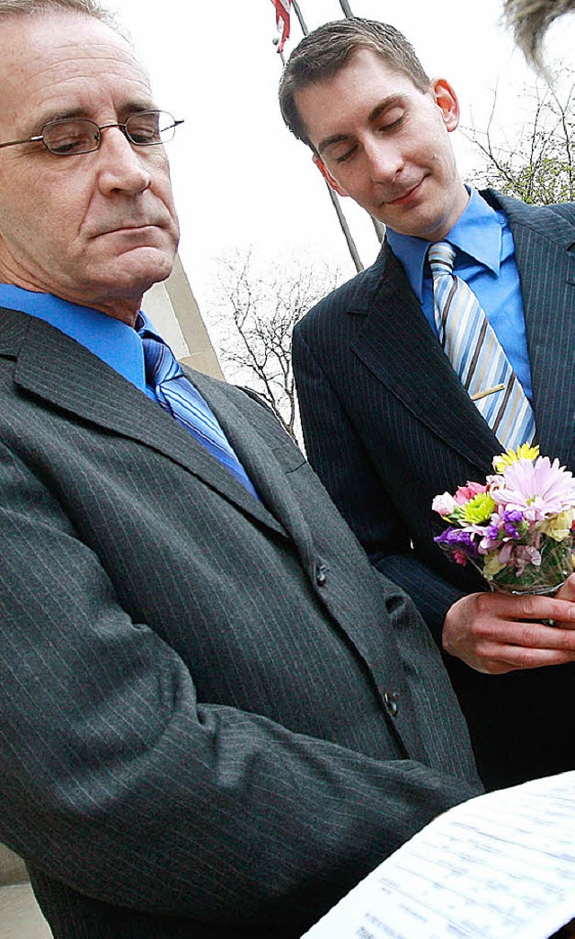 Ein schwules Paar heiratet im konservativen US-Staat Iowa.   | Foto: afp