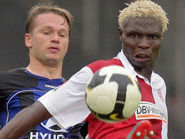 Aristide Banc (rechts) verschaffte de...igen Heimsieg gegen den FSV Frankfurt.  | Foto: dpa