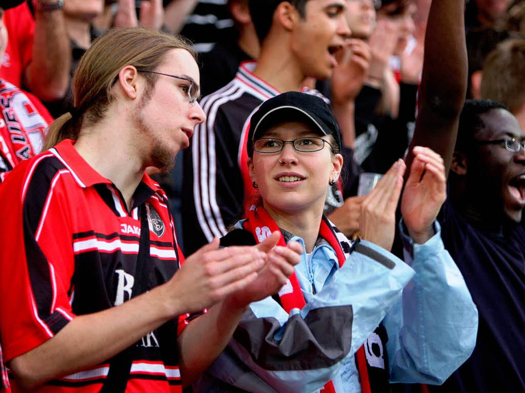 Gute Stimmung beim Heimspiel des SC Freiburg gegen Frth.