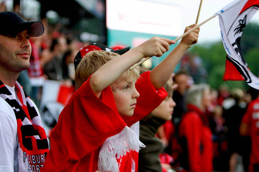 Gute Stimmung beim Heimspiel des SC Freiburg gegen Frth.