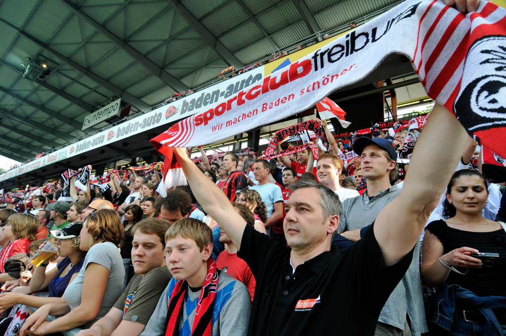 Gute Stimmung beim Heimspiel des SC Freiburg gegen Frth.